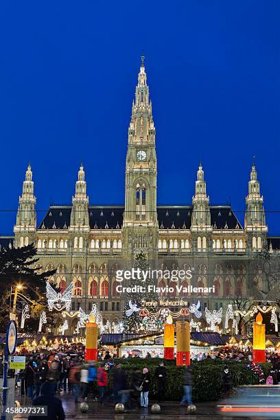 christkindlmarkt im wiener rathaus - vienna city hall stock-fotos und bilder