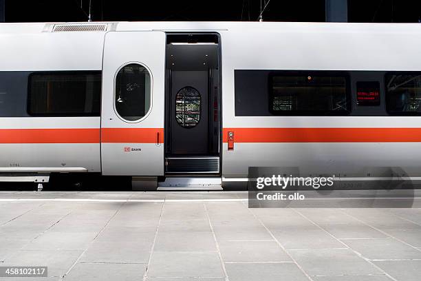 warten ice-zug, der offenen türen - ice-zug stock-fotos und bilder