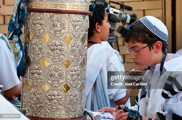 bar mitzvah à western wall - téphillin photos et images de collection