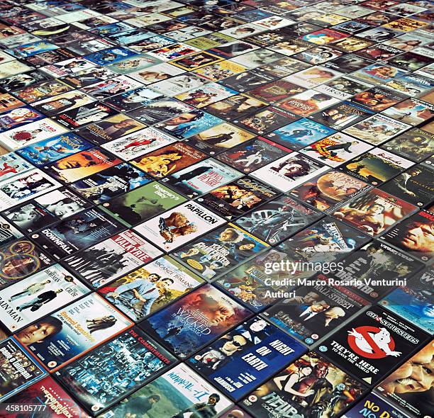 muchos dvd están dispuestos uno al lado de la planta - miramax movie fotografías e imágenes de stock