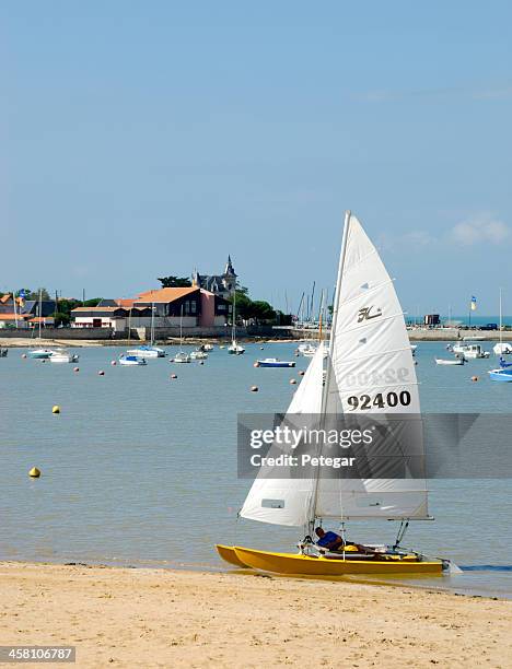dériveur à fouras, à proximité de rochelle, france - charente photos et images de collection