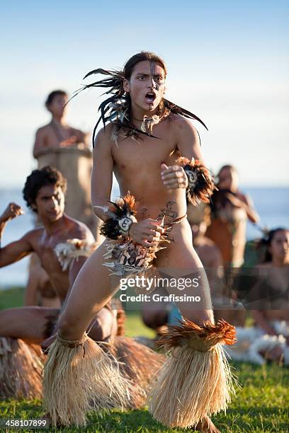 bailarín de pascua isla chile en ahu tahai - polinesia fotografías e imágenes de stock