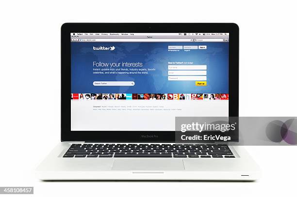 twitter sur la page d'accueil de macbook pro - apple macintosh photos et images de collection