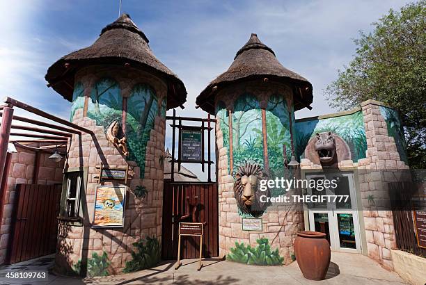 emerald tierwelt - zoo eingang stock-fotos und bilder
