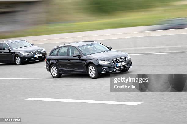 rasender autos auf deutsche autobahn a66 - bmw stock-fotos und bilder