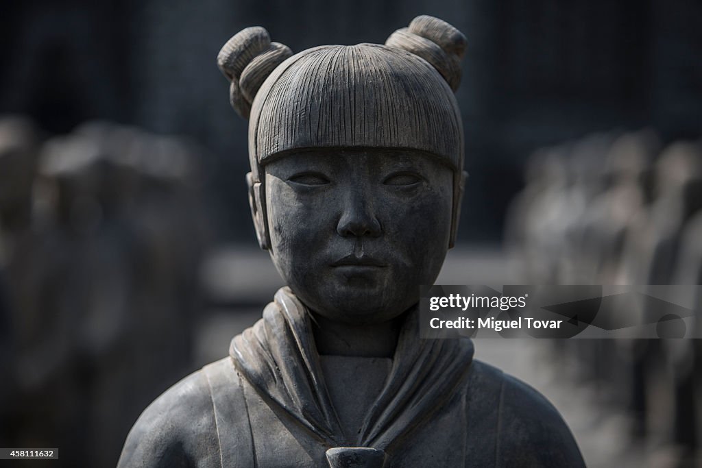 Prune Nourry's "Terracotta Daughters" in Mexico City