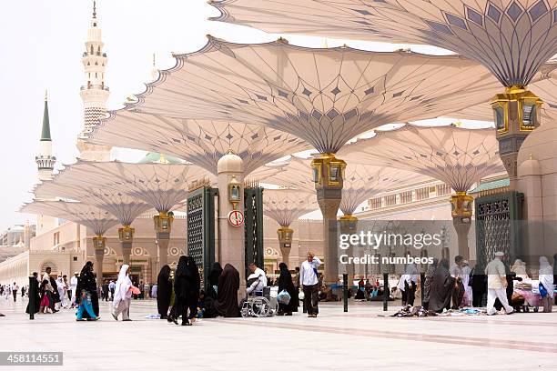 musulmana pilgrims, medina, arabia saudita - umrah fotografías e imágenes de stock