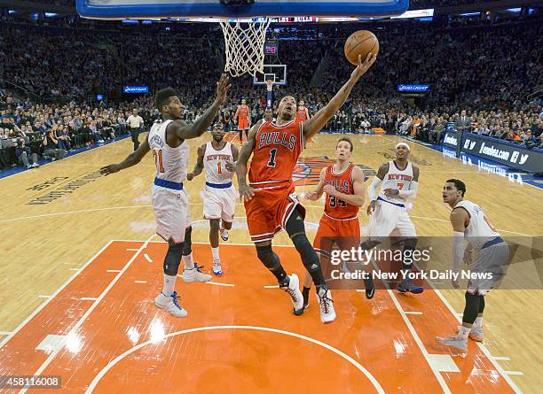 Chicago Bulls guard Derrick Rose gets inside New York Knicks defense for shot. New York Knicks vs Chicago Bulls, Opening Night at Madison Square...