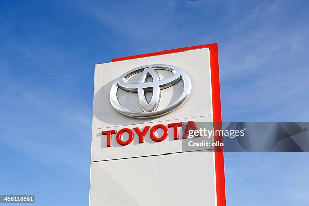 logotipo de toyota - toyota motor fotografías e imágenes de stock