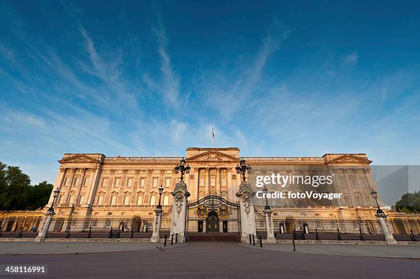 buckingham palace golden sunrise big blue sky london - buckingham palace stockfoto's en -beelden