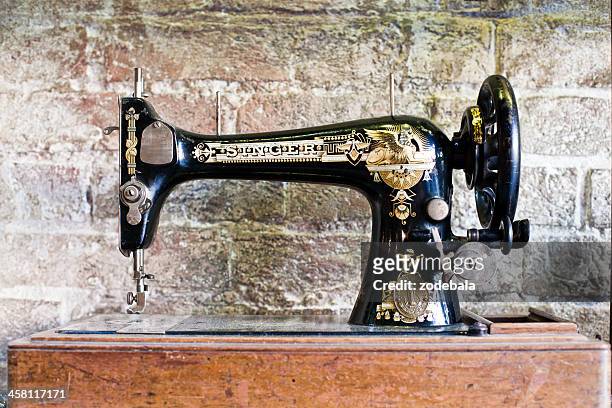 old singer sewing machine - singer corporation stockfoto's en -beelden