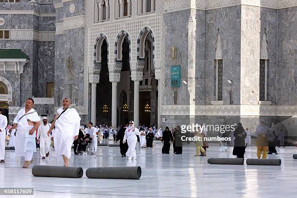 muslim pilgrims at the masjid al-haram, mecca, saudi arabia - al haram mosque stockfoto's en -beelden