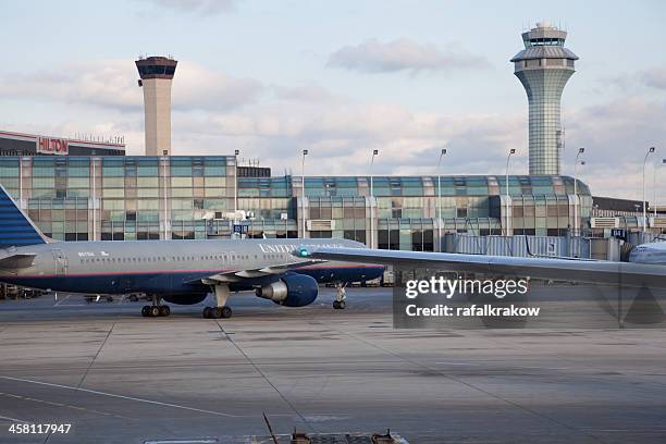 plane at the o'hare international airport - ohare airport stock pictures, royalty-free photos & images