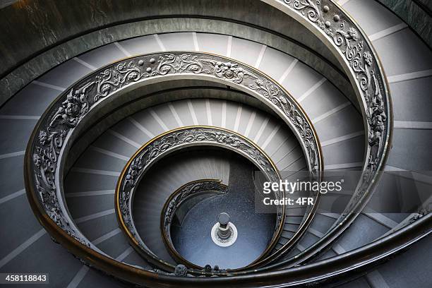 escalera de espiral en el museo del vaticano, roma, italia (xxxl - vatican fotografías e imágenes de stock