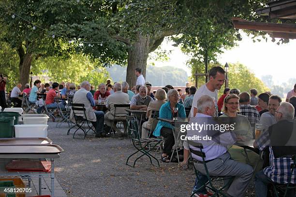 blick von einem deutschen biergarten - biergarten stock-fotos und bilder