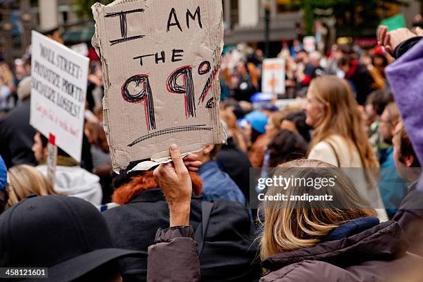 man holding a sign that says "i am the 99%" - occupy stockfoto's en -beelden