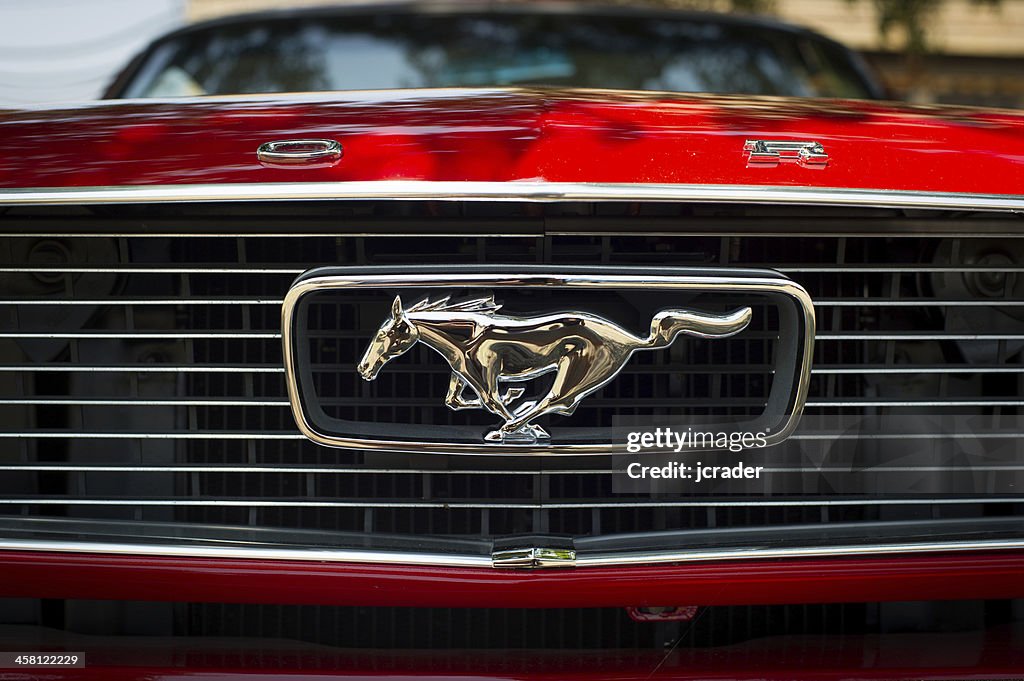 Red Ford Mustang logo sur le devant voiture
