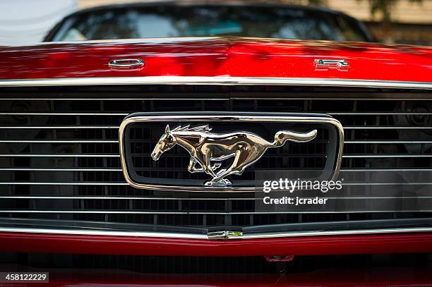 rosso ford mustang logo sul davanti auto" - ford mustang foto e immagini stock