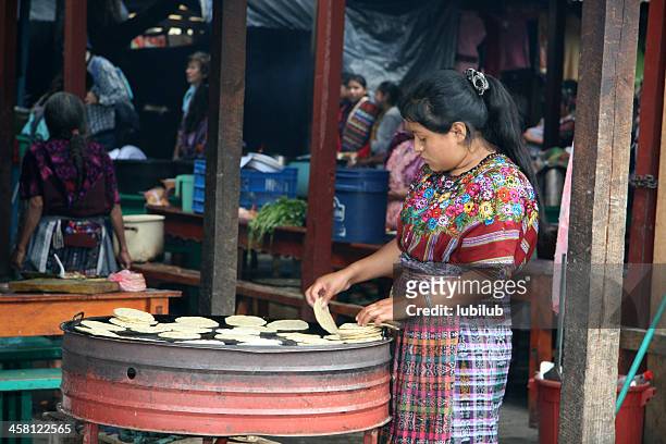 mayan woman making tortillas on the market in chichicastenango, guatemala - chichicastenango bildbanksfoton och bilder
