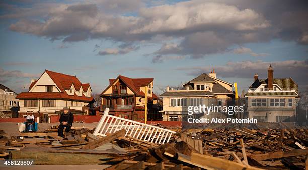 velho homem sentado junto ao arruinado casas após sandy hurrican - hurricane sandy imagens e fotografias de stock