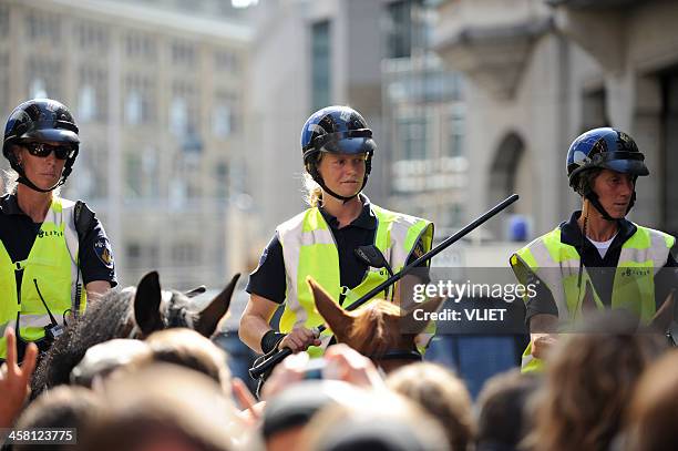 mounted police officers at a public protest in the hague - politie nederland stockfoto's en -beelden