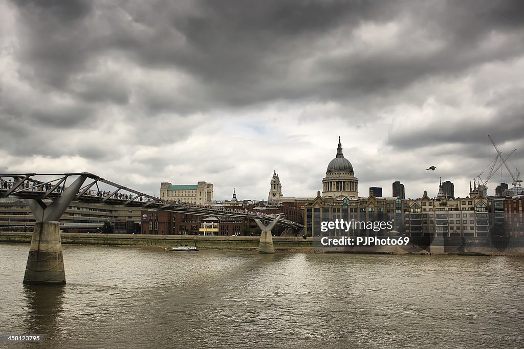 Londra-Cattedrale di Saint Paul e al Millennium Bridge