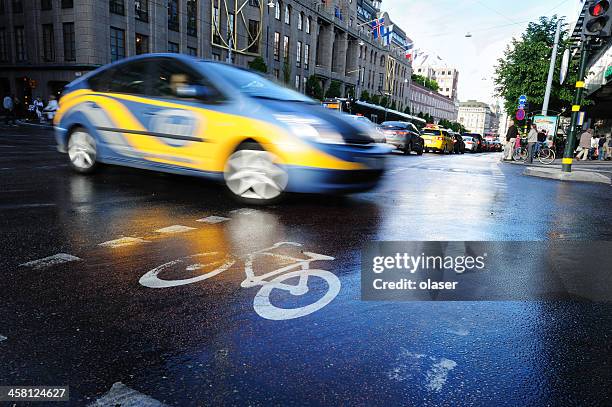 taxi in die stadt-verkehr, rush hour - speed motion lines to the middle stock-fotos und bilder