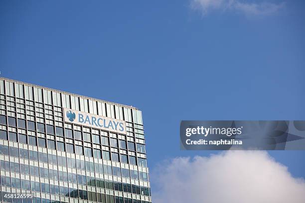 barclays bank in canary wharf, london - barclays markenname stock-fotos und bilder