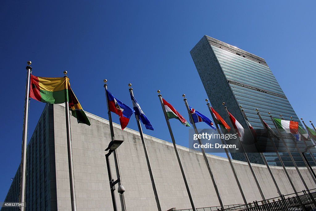 国連本部と旗を振るニューヨーク,米国