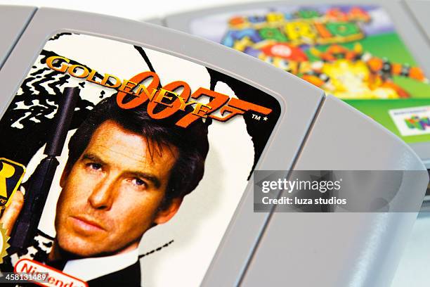 nintendo de pato-olho-d'ouro 64 - james bond trabalho conhecido imagens e fotografias de stock