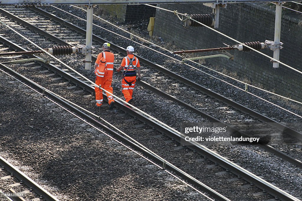 Deux travailleurs du rail