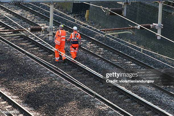 dois trabalhadores ferroviários - rail imagens e fotografias de stock