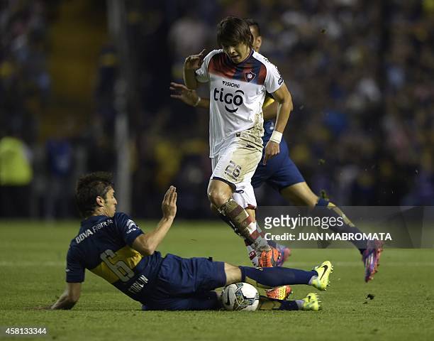 Paraguay's Cerro Porteno midfielder Oscar Romero vies for the ball with Argentina's Boca Juniors defender Juan Forlin during their Copa Sudamericana...