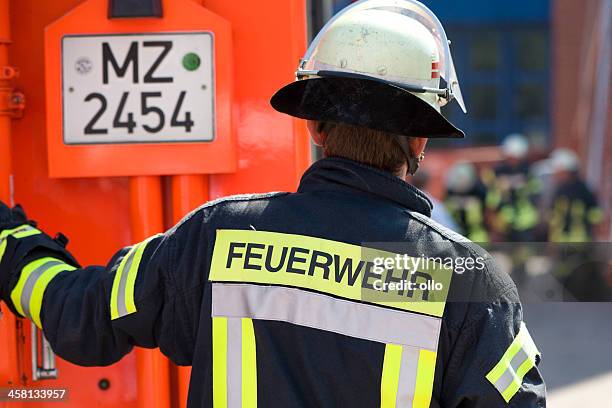 deutsche feuerwehrmann - feuerwehr deutschland stock-fotos und bilder