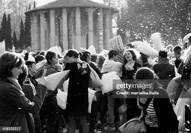 lucha con almohada - flash mob fotografías e imágenes de stock