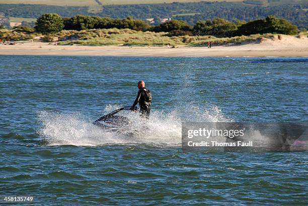 jet-ski dans le sandbanks et de studland - baie de studland photos et images de collection