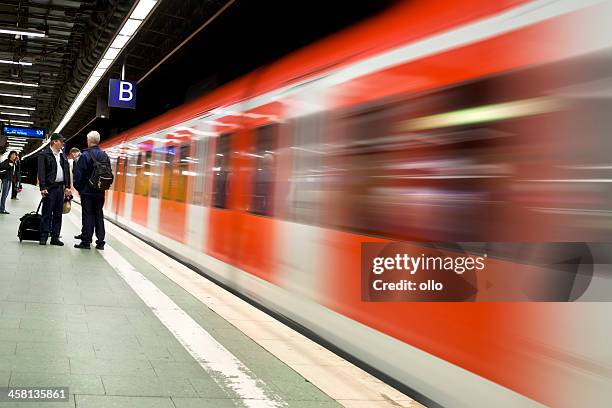 , die s-bahn - deutsche bahn bahnhof stock-fotos und bilder