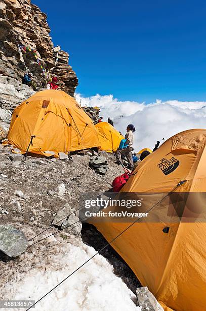 sherpas high altitude zelt base camp himalajagebirge - basislager stock-fotos und bilder