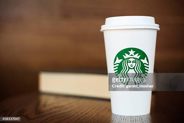 grande starbucks zum mitnehmen-cup auf holztisch mit buchen - starbucks coffee stock-fotos und bilder