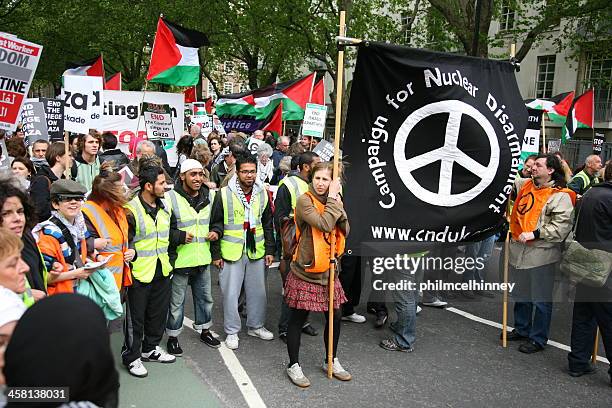 cnd banner and palestinian flags - palestina stockfoto's en -beelden