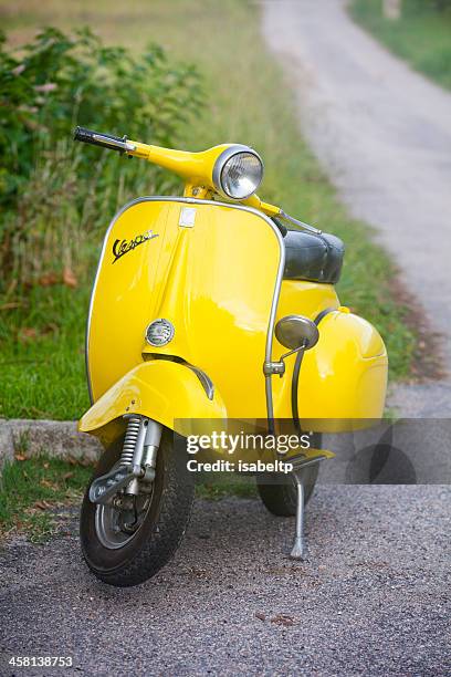 yellow vespa - vespa scooter stockfoto's en -beelden