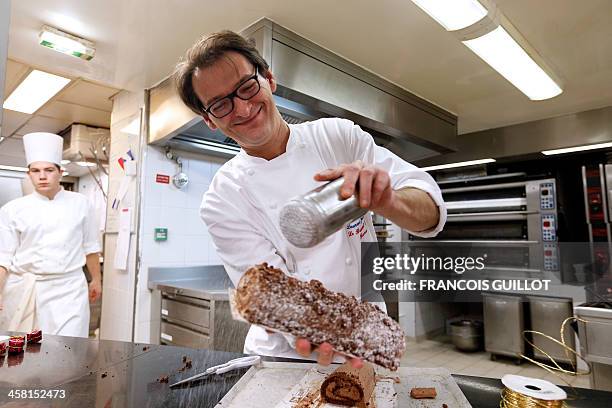 Laurent Jeannin, pastry chef at the Bristol restaurant, prepares a yule log on November 26, 2013 in Paris. AFP PHOTO/FRANCOIS GUILLOT