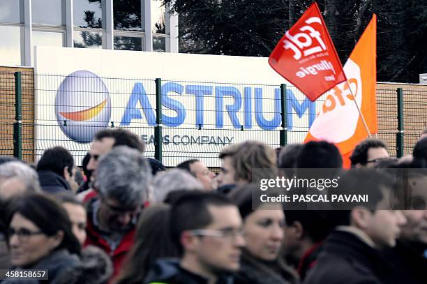 Around 800 of the 2,500 employees of Astrium, the space subsiduary of European aerospace giant EADS, demonstrate in front of the entrance of the site...