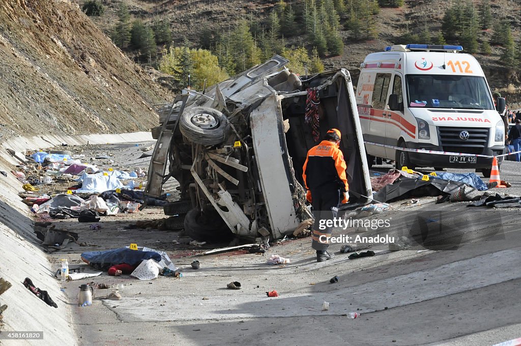 15 dead, 27 injured as midibus topples in Turkey