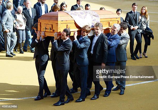 Bullfighters Miguel Abellan , Juan Antonio Ruiz 'Espartaco' , Julian Lopez 'El Juli' , Enrique Ponce and Juan Jose Padilla carry the coffin coffin of...