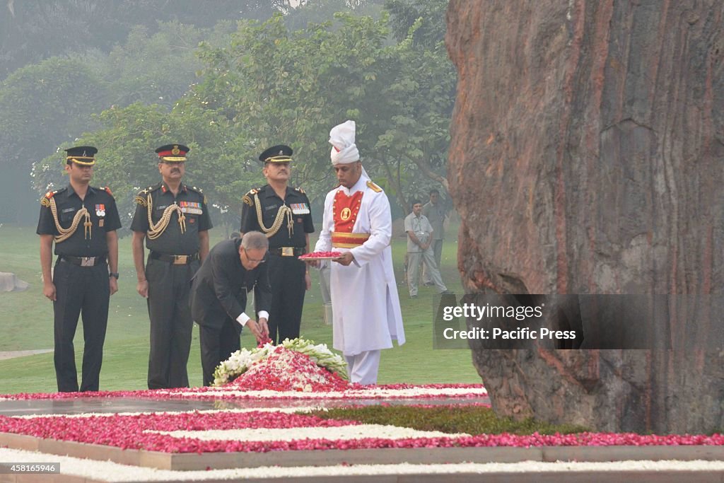 The President of India, Shri Pranab Mukherjee, paying homage...
