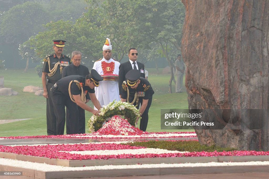 The President of India, Shri Pranab Mukherjee, paying homage...