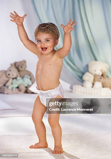 smiling baby dancing and raising up hands - kids in diapers - fotografias e filmes do acervo