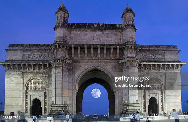 monument entrance - gateway to india stock pictures, royalty-free photos & images