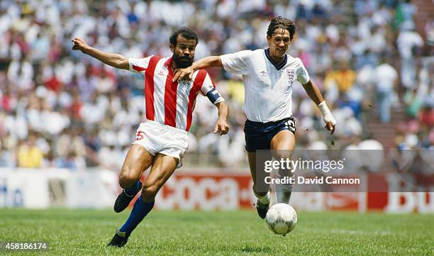 England player Gary Lineker battles for possesion with Paraguay captain Rogelio Wilfredo Delgado during the FIFA 1986 World Cup Finals 2nd round...